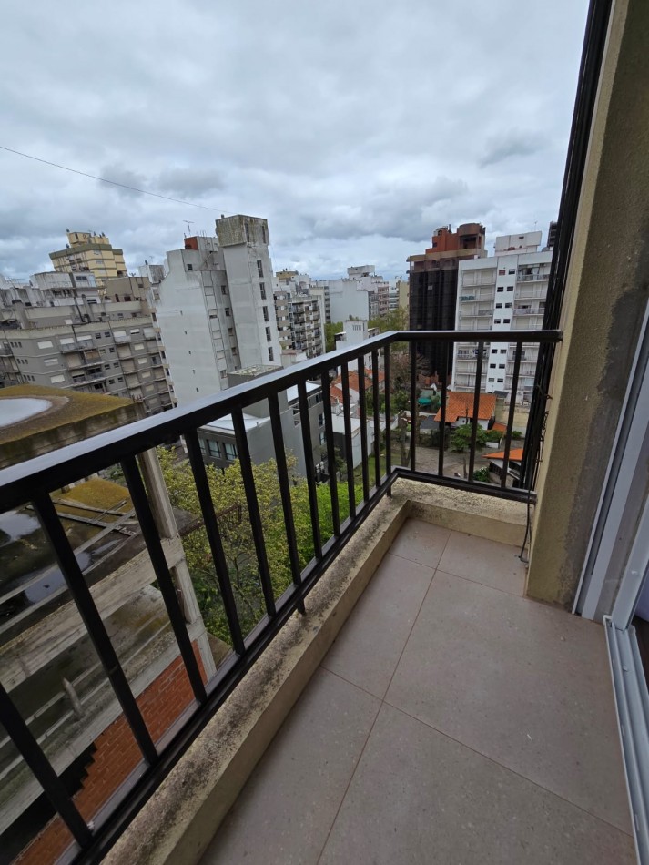DEPARTAMENTO DE 2 AMB EXTERNO. BALCON DOBLE