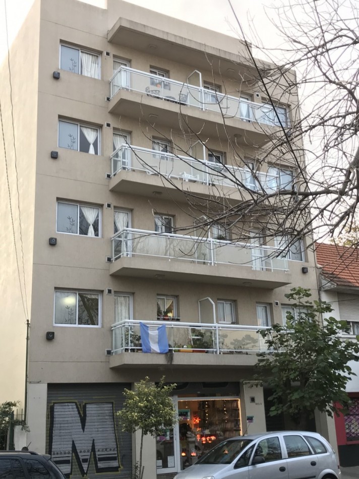 DEPARTAMENTO DE 2 AMB EXTERNO CON BALCON Y COCHERA 