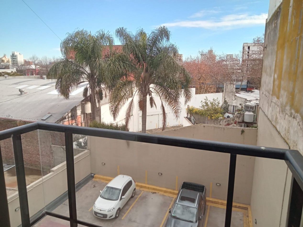 DEPARTAMENTO DE 2 AMB CON BALCON Y COCHERA. AMOBLADO