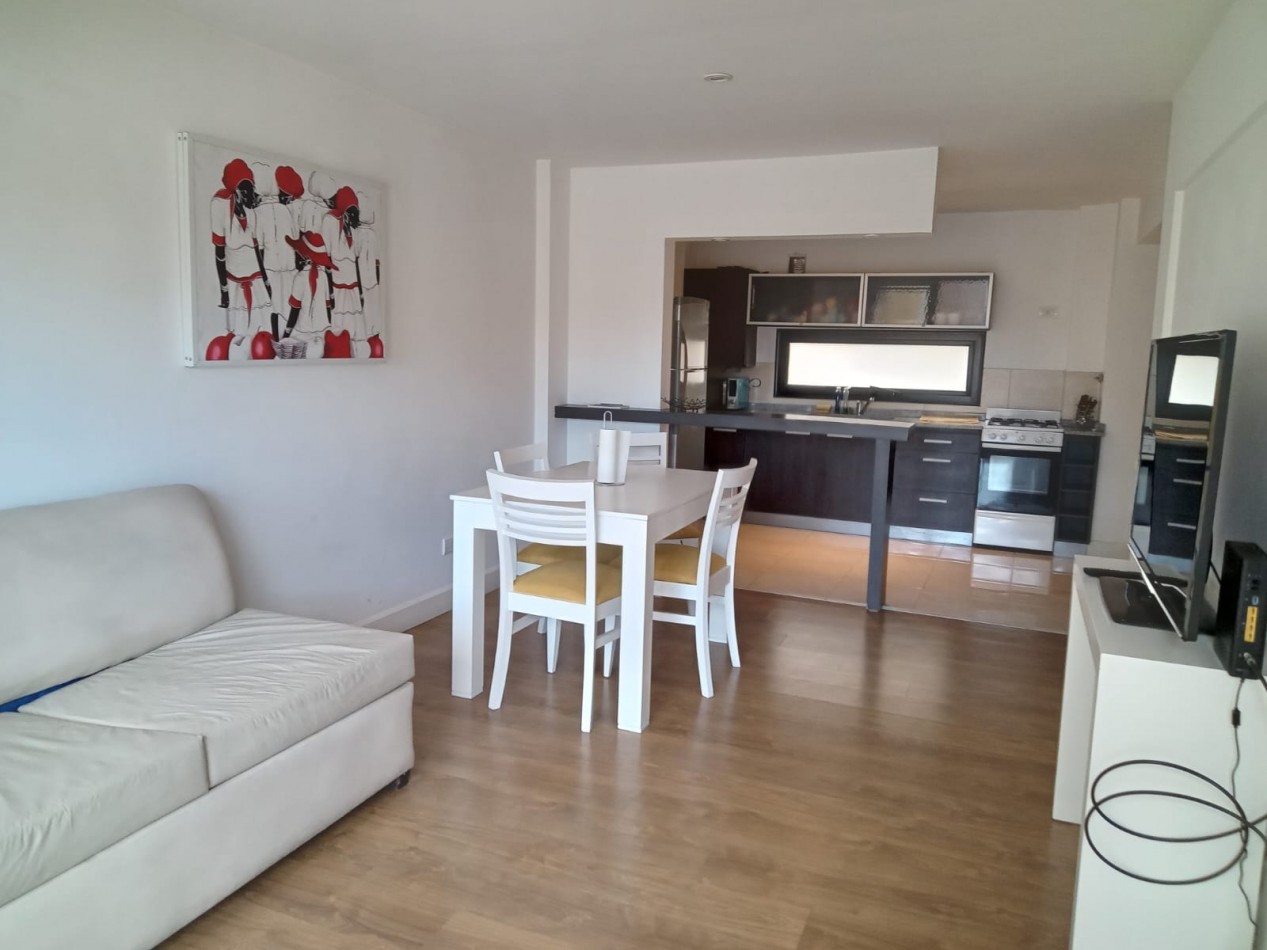 DEPARTAMENTO DE 2 AMB CON BALCON Y COCHERA. AMOBLADO