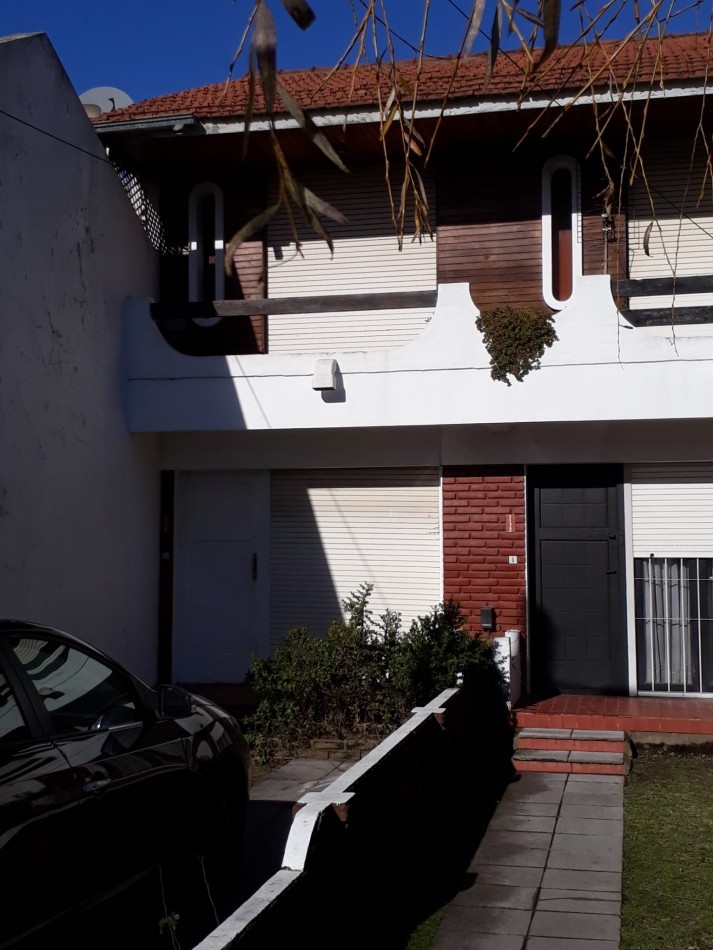 DUPLEX DE 3 AMB CON PARQUE. QUINCHO Y ENTRADA DE AUTO