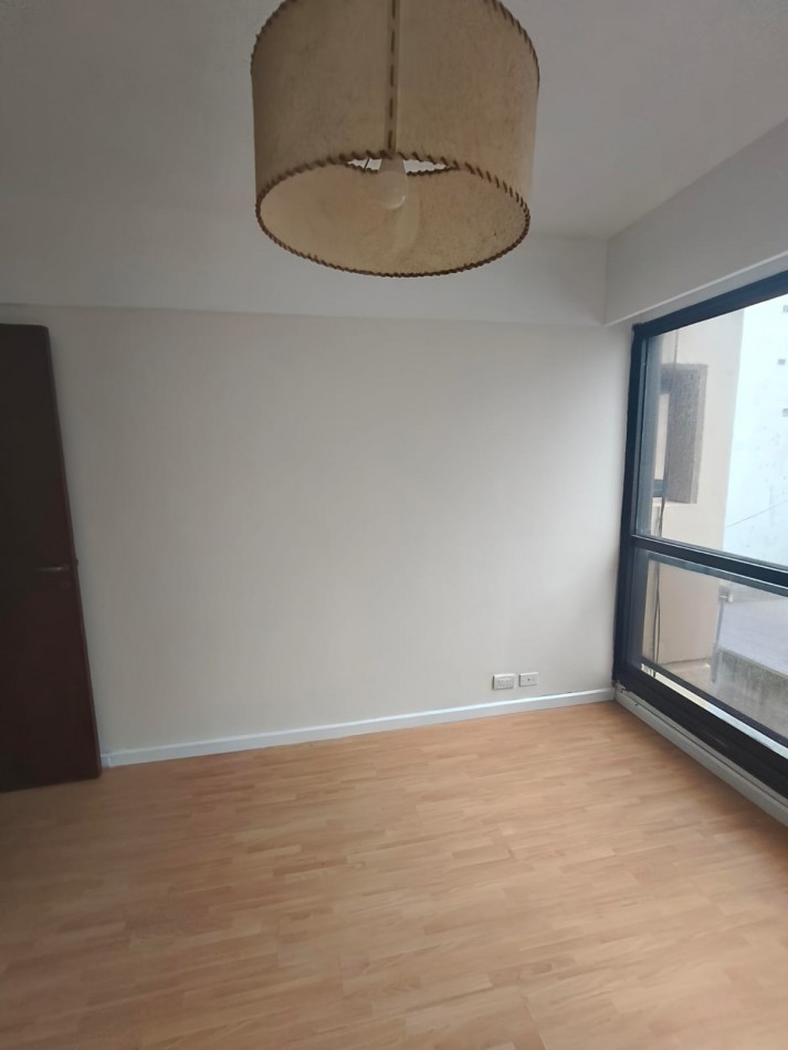 DEPARTAMENTO DE 2 AMB + ESCRITORIO. COCHERA