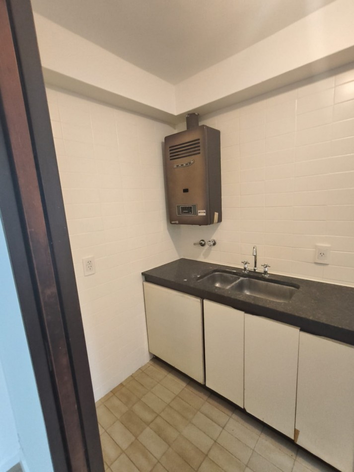 DEPARTAMENTO DE 2 AMB + ESCRITORIO. COCHERA
