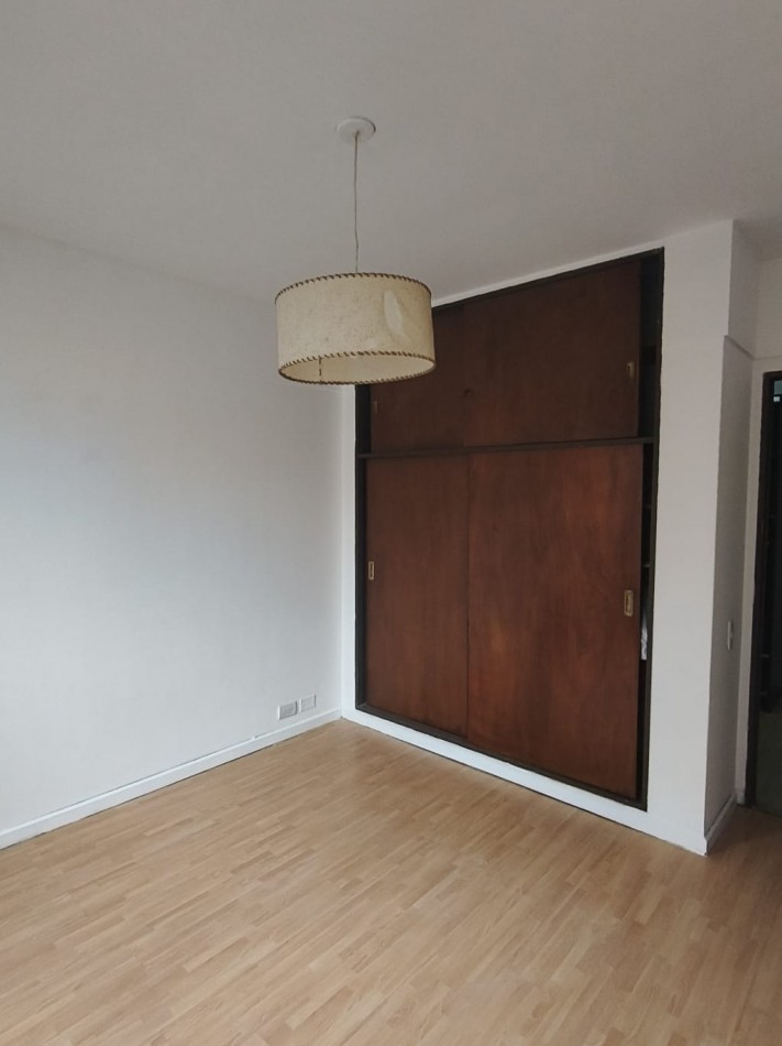 DEPARTAMENTO DE 2 AMB + ESCRITORIO. COCHERA