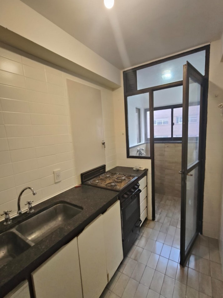 DEPARTAMENTO DE 2 AMB + ESCRITORIO. COCHERA
