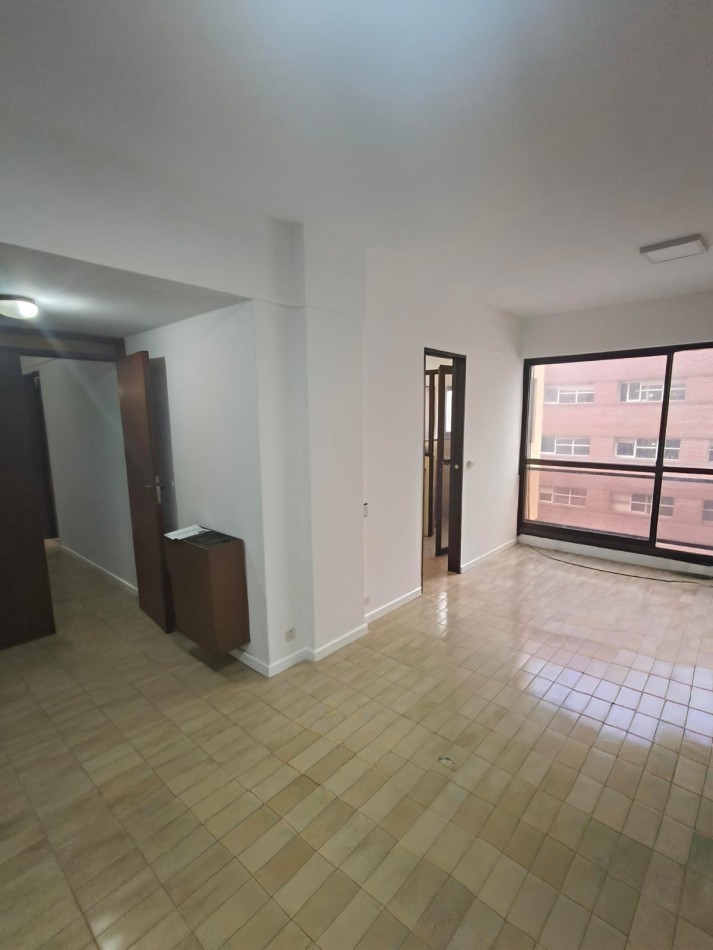 DEPARTAMENTO DE 2 AMB + ESCRITORIO. COCHERA