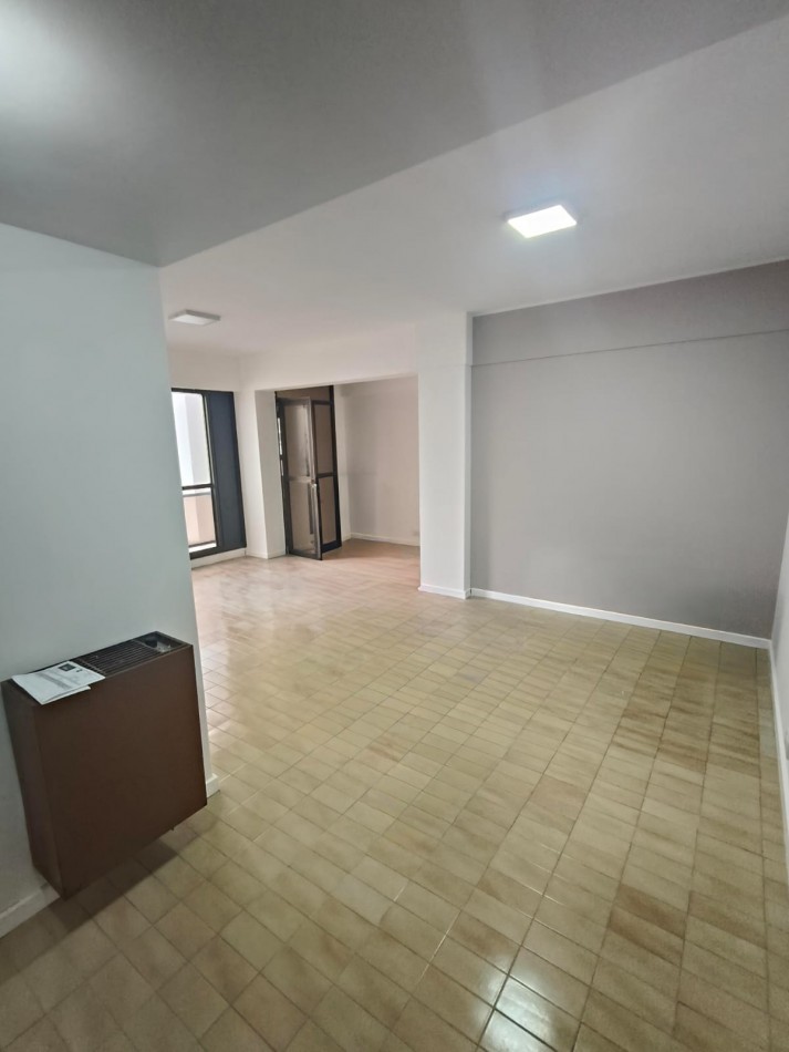 DEPARTAMENTO DE 2 AMB + ESCRITORIO. COCHERA