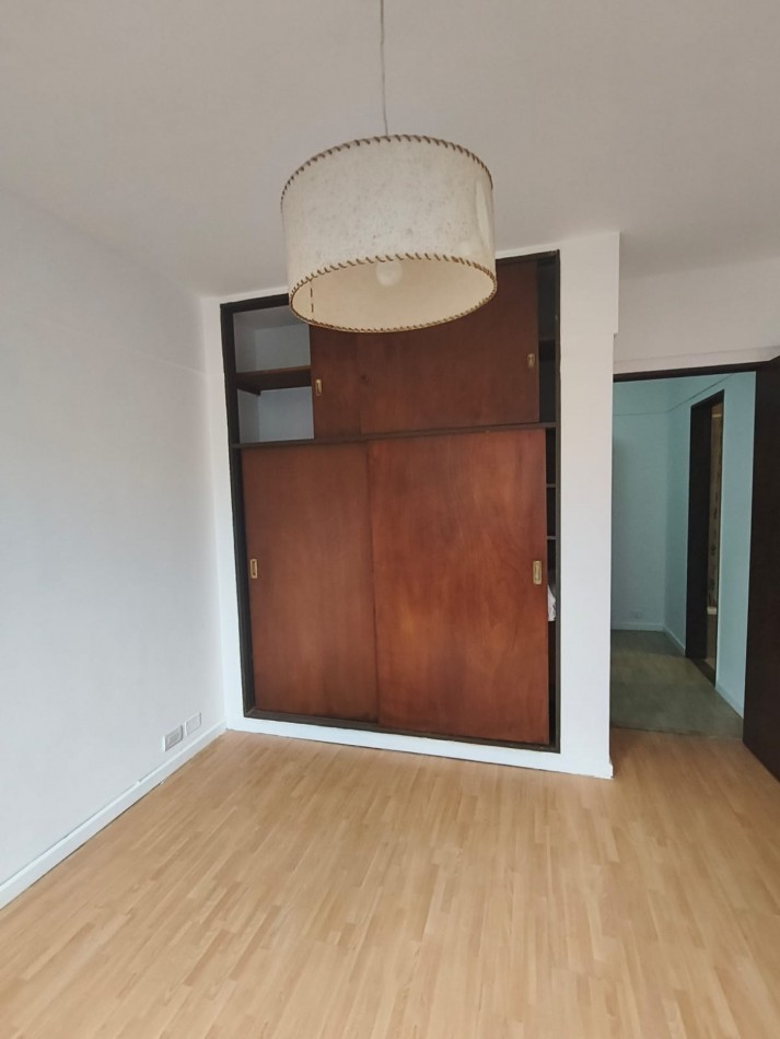 DEPARTAMENTO DE 2 AMB + ESCRITORIO. COCHERA