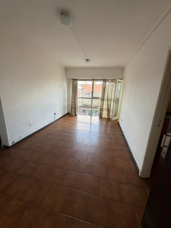 DEPARTAMENTO DE 2 AMB A LA CALLE. COCHERA CUBIERTA