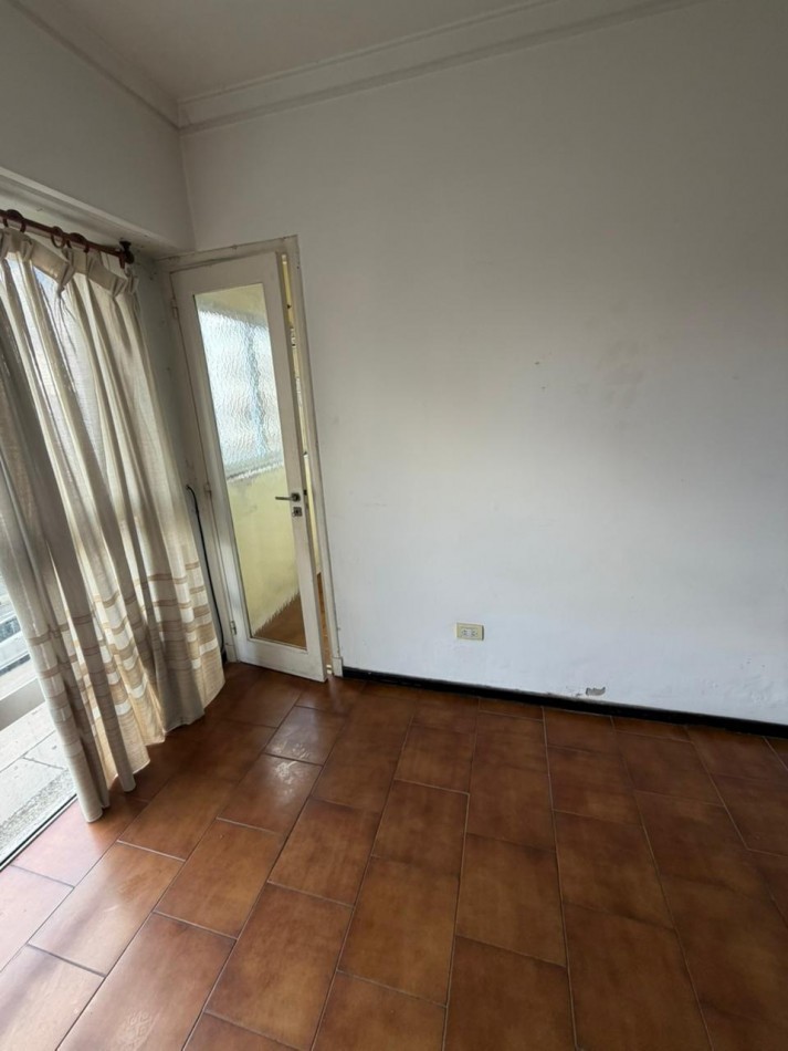 DEPARTAMENTO DE 2 AMB A LA CALLE. COCHERA CUBIERTA