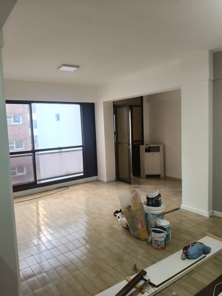 DEPARTAMENTO DE 2 AMB + ESCRITORIO. COCHERA