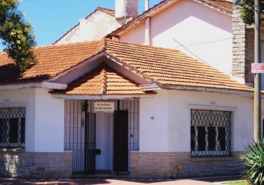 CHALET DE 4 AMB. COCHERA. PATIO A 2 CUADRAS DE LA PLAYA