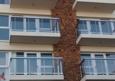 SEMIPISO DE 2 AMBIENTES A LA CALLE CON BALCON. ALQUILER TEMPORAL