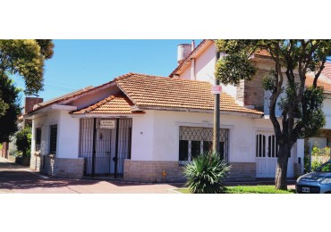 CHALET EN ESQUINA DE 4 AMB. PATIO. GARAJE