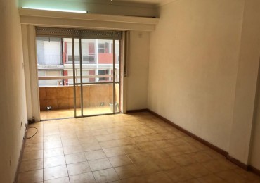 DEPARTAMENTO DE 2 AMB A LA CALLE CON BALCON. A MEDIA CUADRA DE LA PLAZA COLON 
