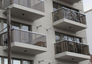 SEMIPISO DE 2 AMB A LA CALLE CON BALCON. COCHERA