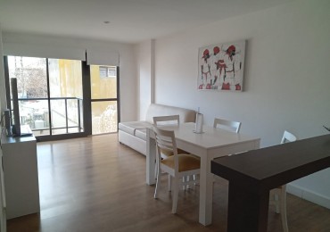 DEPARTAMENTO DE 2 AMB CON BALCON Y COCHERA. AMOBLADO