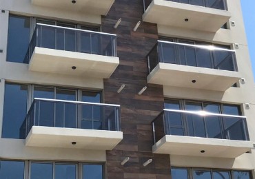 SEMIPISO DE 2 AMB AMPLIO A LA CALLE CON BALCON. COCHERA 