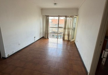 DEPARTAMENTO DE 2 AMB A LA CALLE. COCHERA CUBIERTA